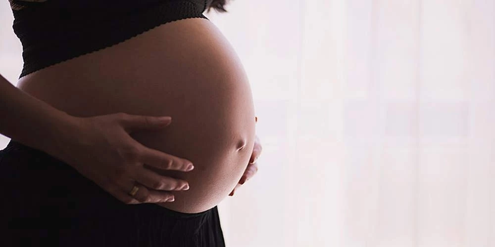 «Στο σκαμνί» για έκτρωση σε 13χρονη στην Κω ο γιατρός και 34χρονος που την αποπλάνησε